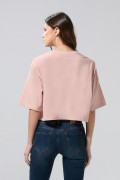 Camiseta oversize crop top rosada con arte de Mafalda
