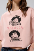 Camiseta oversize crop top rosada con arte de Mafalda