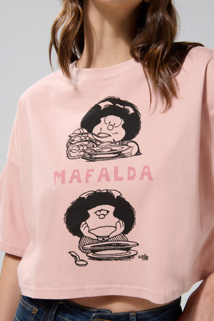 Camiseta oversize crop top rosada con arte de Mafalda