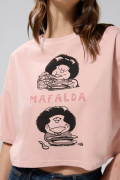 Camiseta oversize crop top rosada con arte de Mafalda