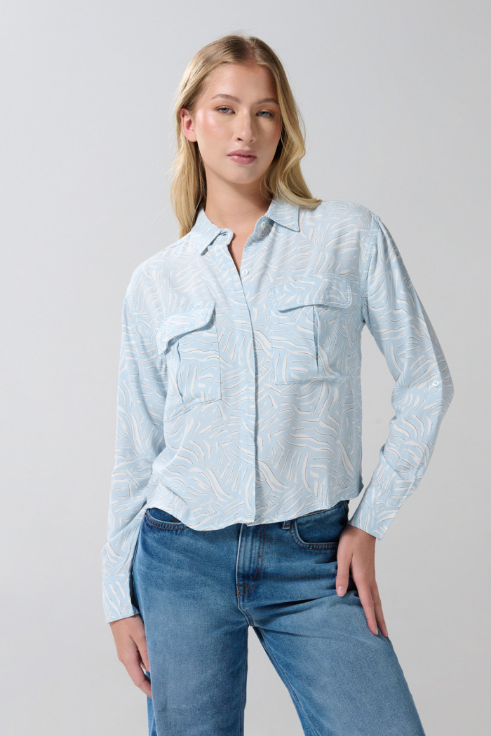 Blusa unicolor crop estampada con manga larga y bolsillos