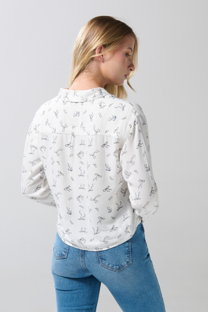 Blusa unicolor crop estampada con manga larga y bolsillos
