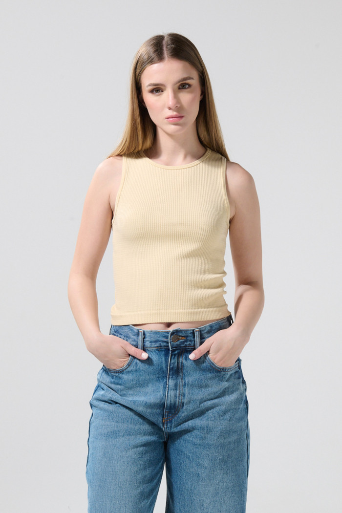 Camiseta crop top acanalada unicolor con manga sisa