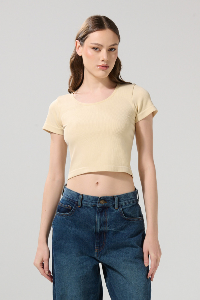 Camiseta cuello U unicolor en tela acanalada