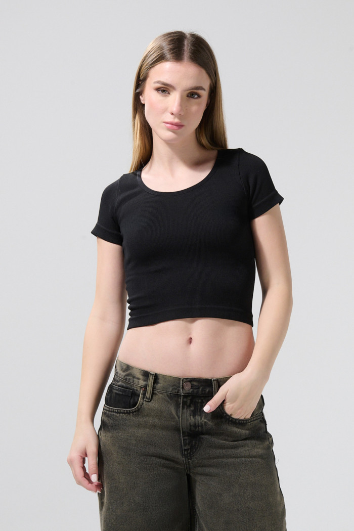 Camiseta cuello U unicolor en tela acanalada