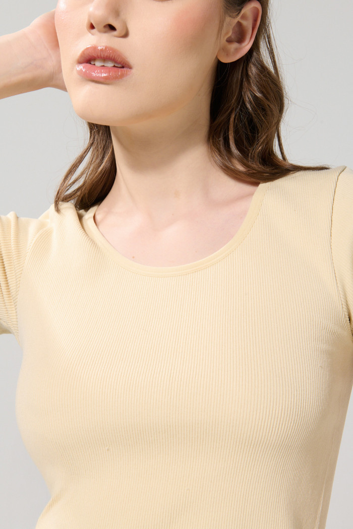 Camiseta cuello U unicolor en tela acanalada
