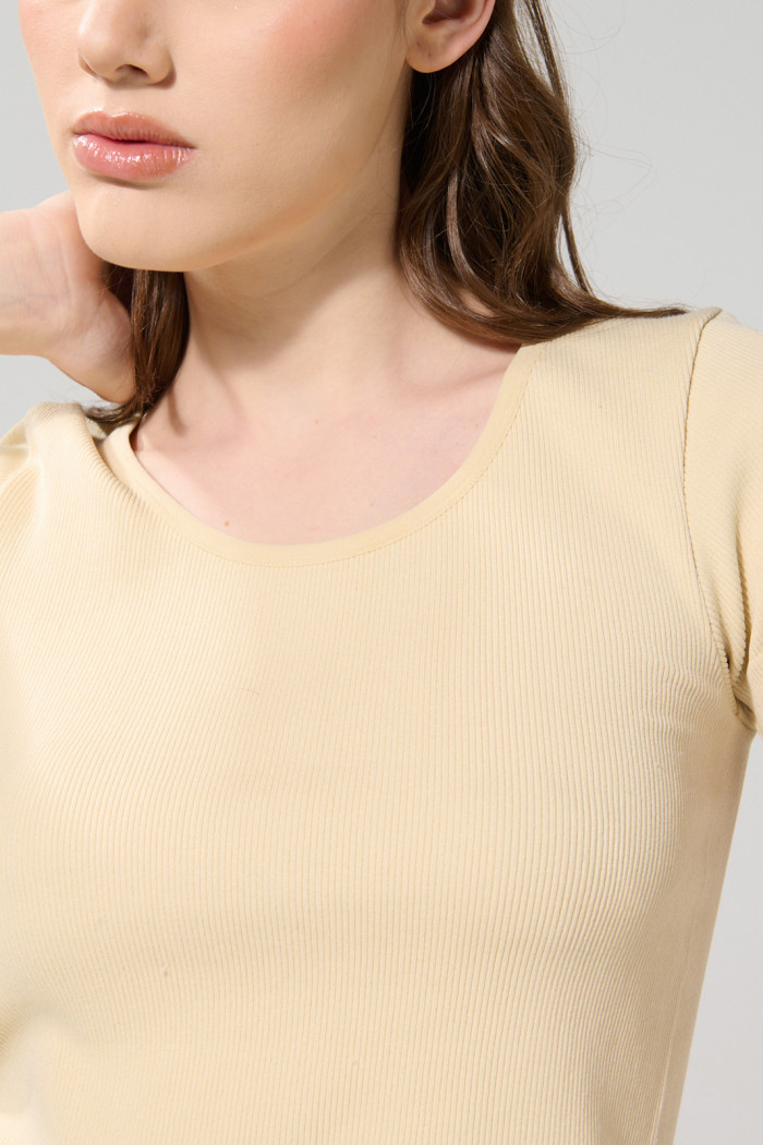 Camiseta cuello U unicolor en tela acanalada