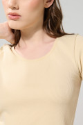 Camiseta cuello U unicolor en tela acanalada