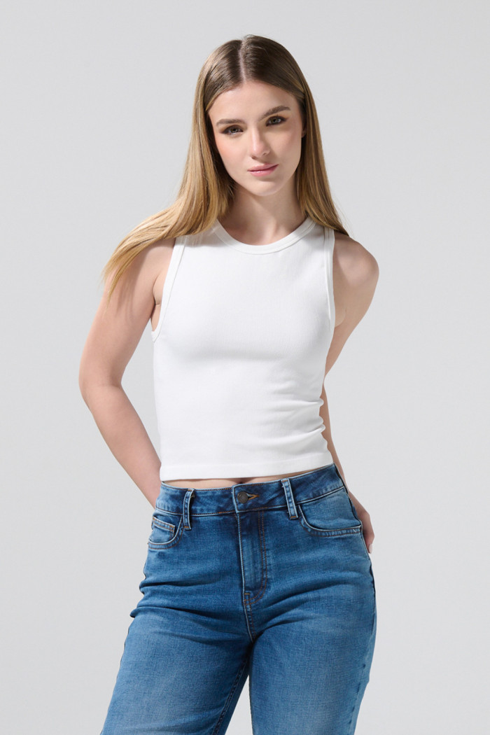 Camiseta unicolor crop top en tela acanalada con manga sisa