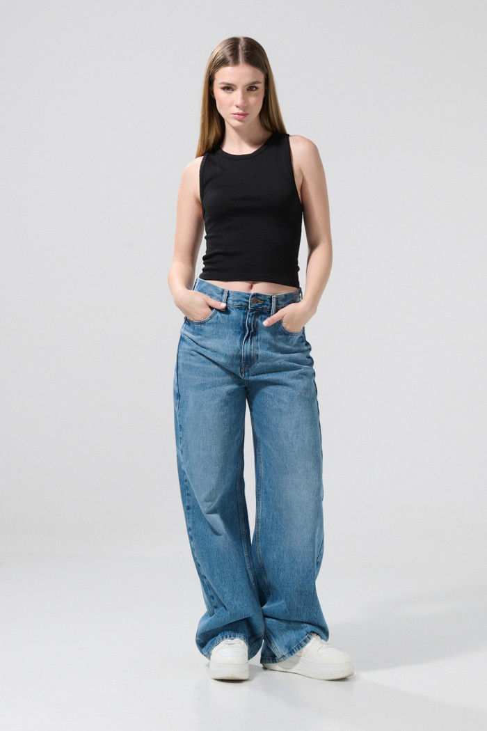 Camiseta unicolor crop top en tela acanalada con manga sisa