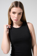 Camiseta unicolor crop top en tela acanalada con manga sisa