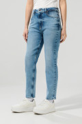 Jean súper tiro alto azul mom con desgastes y bota recta