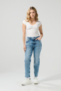 Jean súper tiro alto azul mom con desgastes y bota recta