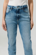 Jean súper tiro alto azul mom con desgastes y bota recta