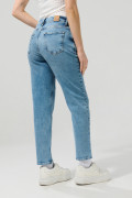 Jean súper tiro alto azul mom con desgastes y bota recta