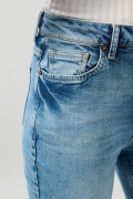 Jean súper tiro alto azul mom con desgastes y bota recta