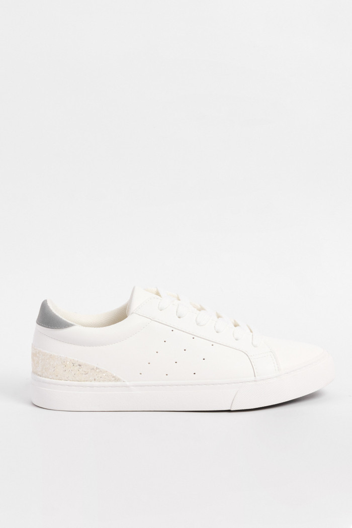 Tenis cremas casuales con contraste posterior y perforaciones