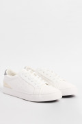 Tenis cremas casuales con contraste posterior y perforaciones