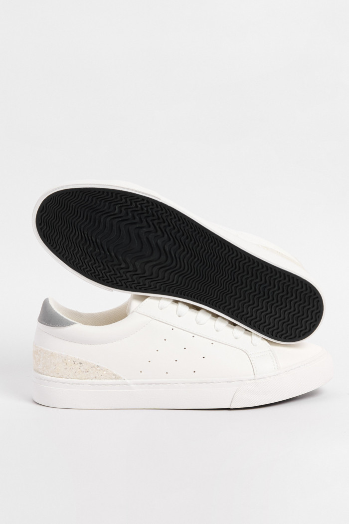Tenis cremas casuales con contraste posterior y perforaciones