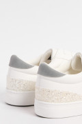 Tenis cremas casuales con contraste posterior y perforaciones