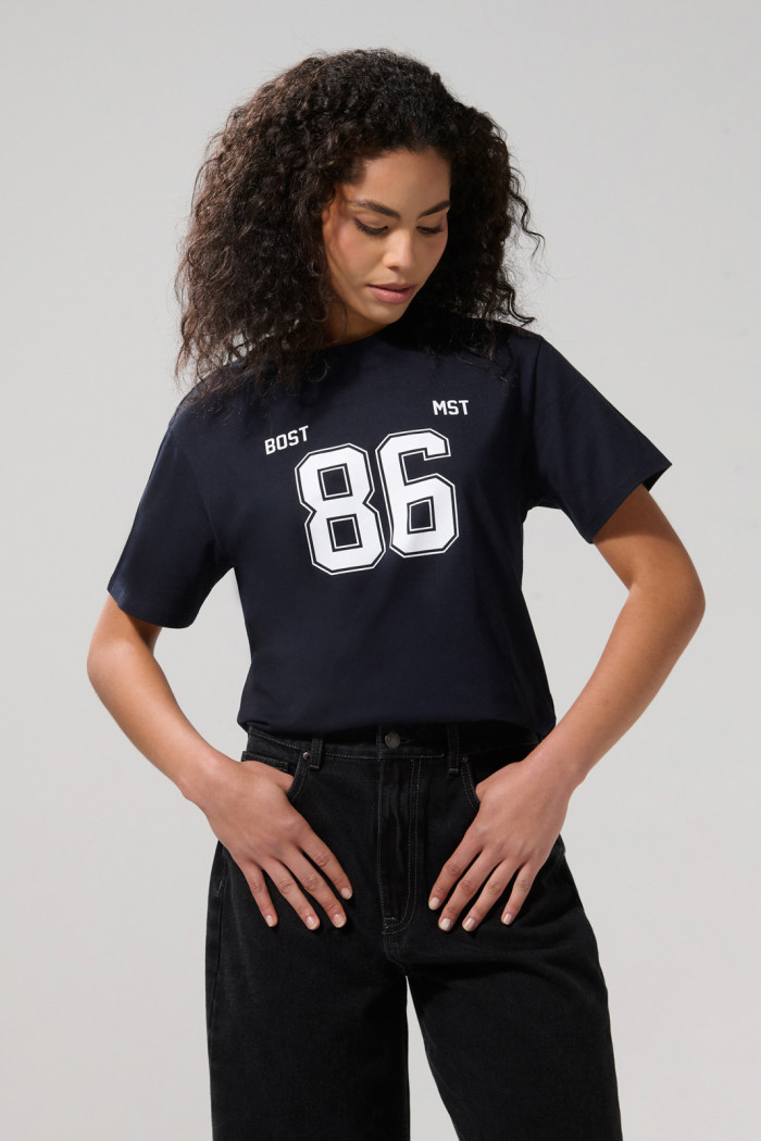 Camiseta azul intensa college numérica con manga corta