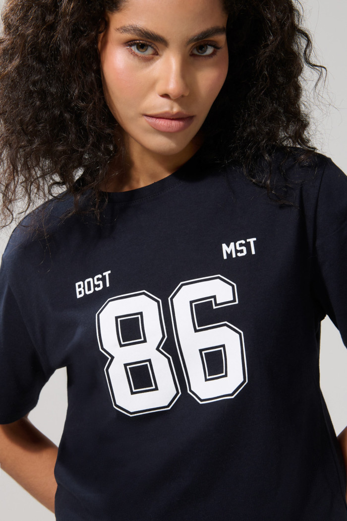Camiseta azul intensa college numérica con manga corta