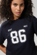 Camiseta azul intensa college numérica con manga corta