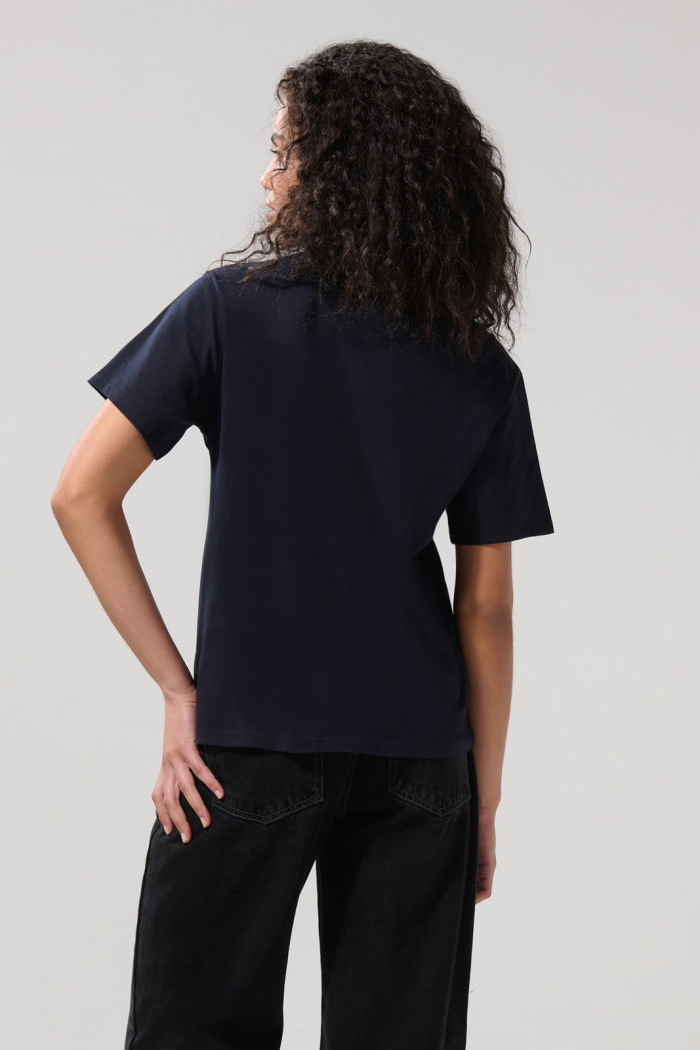 Camiseta azul intensa college numérica con manga corta