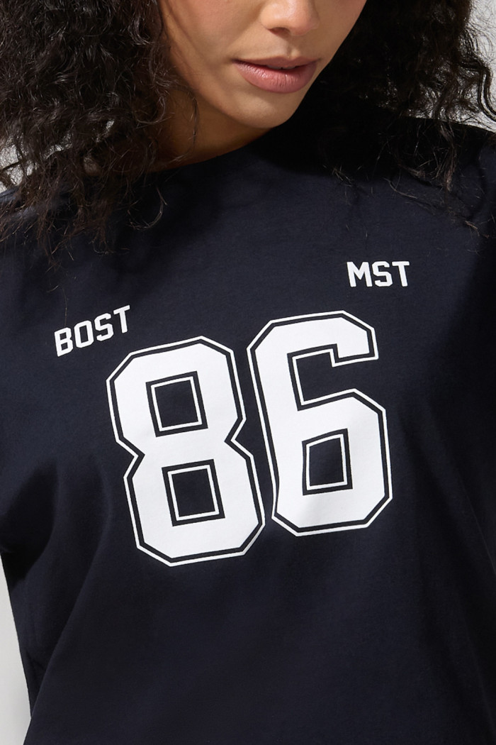 Camiseta azul intensa college numérica con manga corta