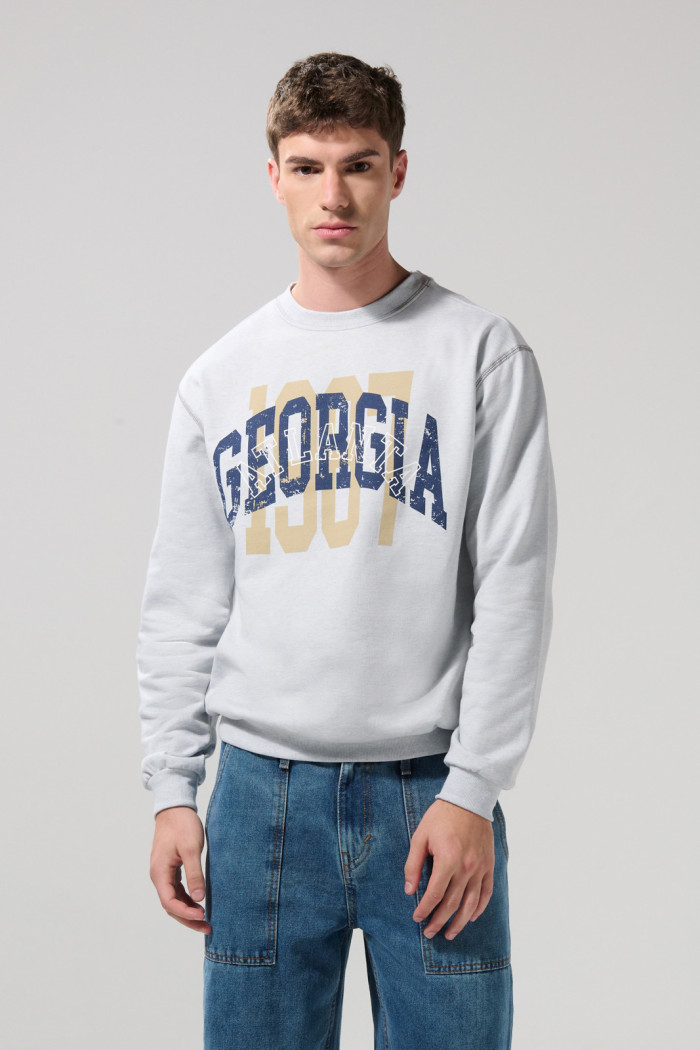 Buzo cuello redondo kaki con texto college en frente