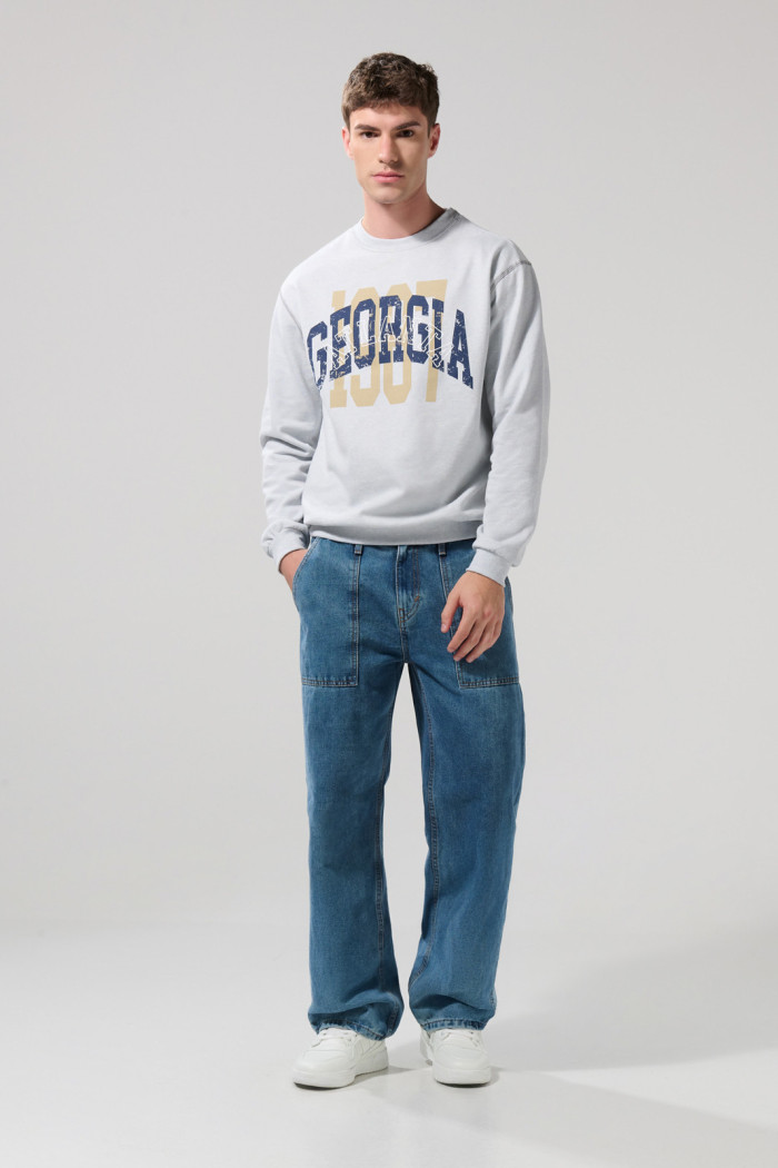 Buzo cuello redondo kaki con texto college en frente