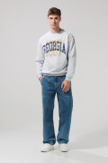 Buzo cuello redondo kaki con texto college en frente