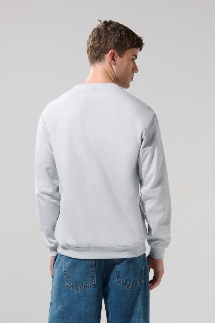 Buzo cuello redondo kaki con texto college en frente