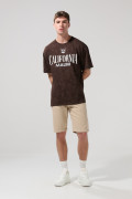 Camiseta café oscura manga corta oversize con artes college