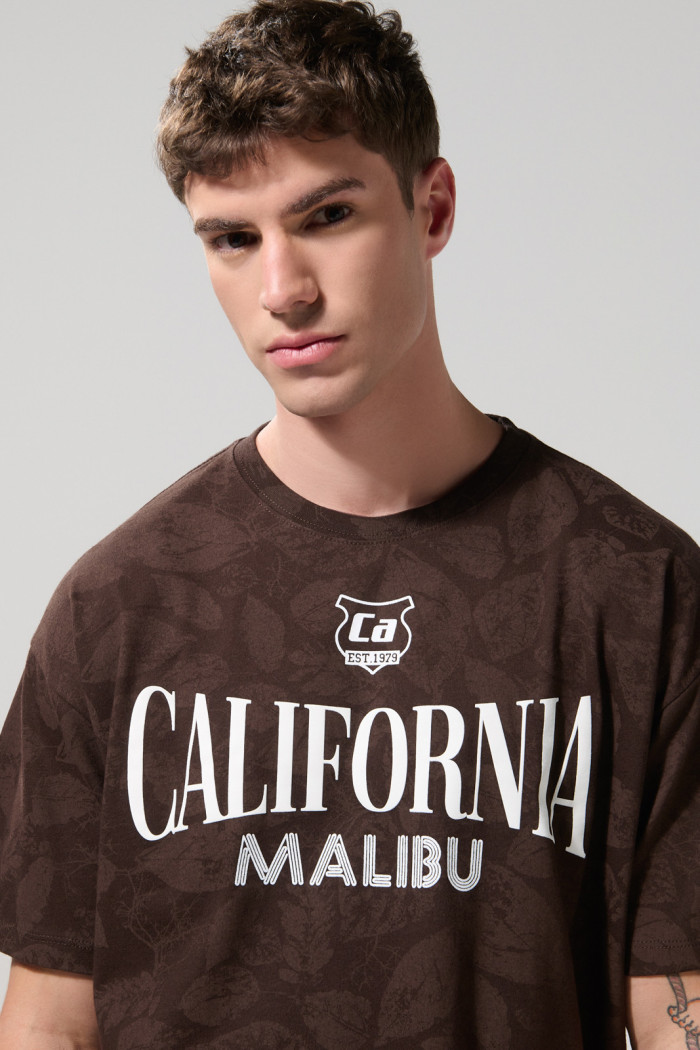 Camiseta café oscura manga corta oversize con artes college