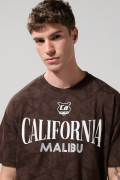 Camiseta café oscura manga corta oversize con artes college
