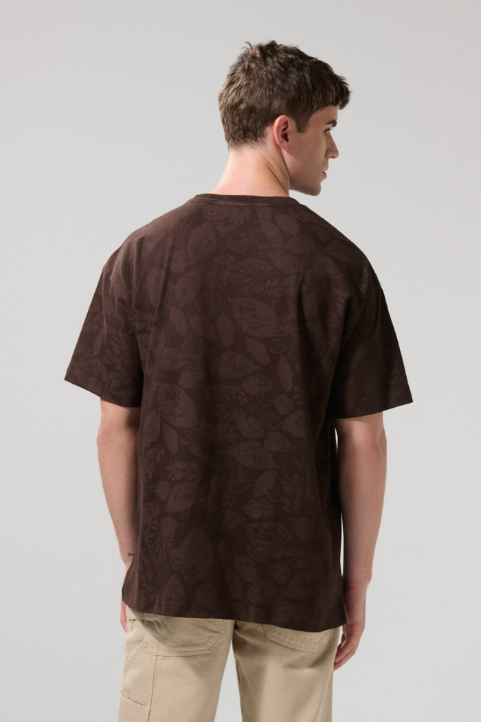 Camiseta café oscura manga corta oversize con artes college