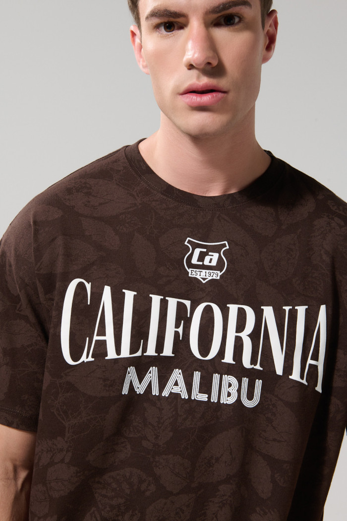 Camiseta café oscura manga corta oversize con artes college