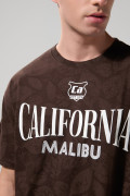Camiseta café oscura manga corta oversize con artes college