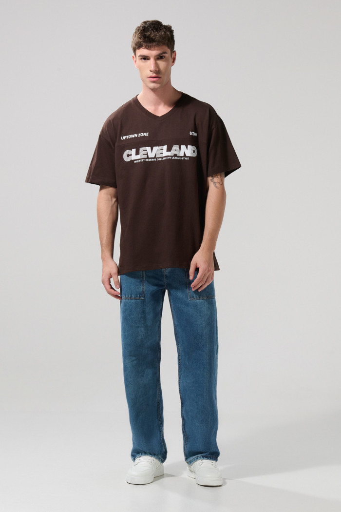 Camiseta oversize cuello V café oscura con arte college