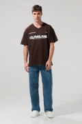 Camiseta oversize cuello V café oscura con arte college