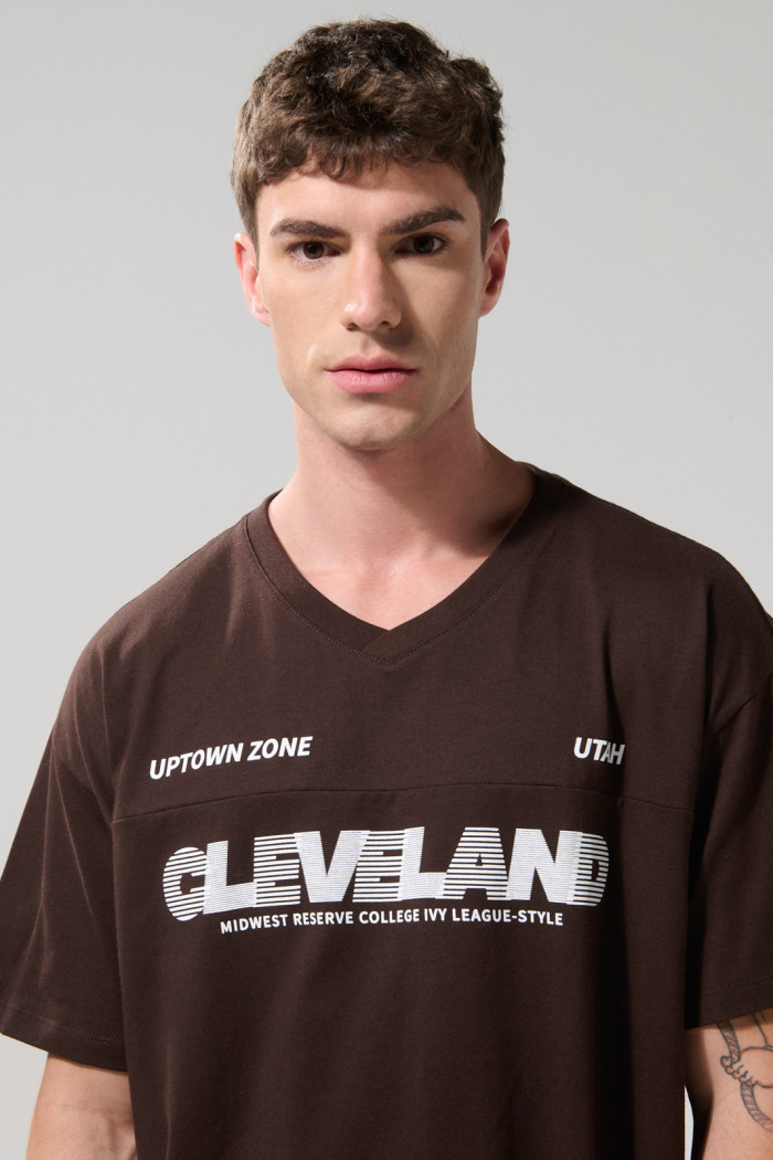 Camiseta oversize cuello V café oscura con arte college
