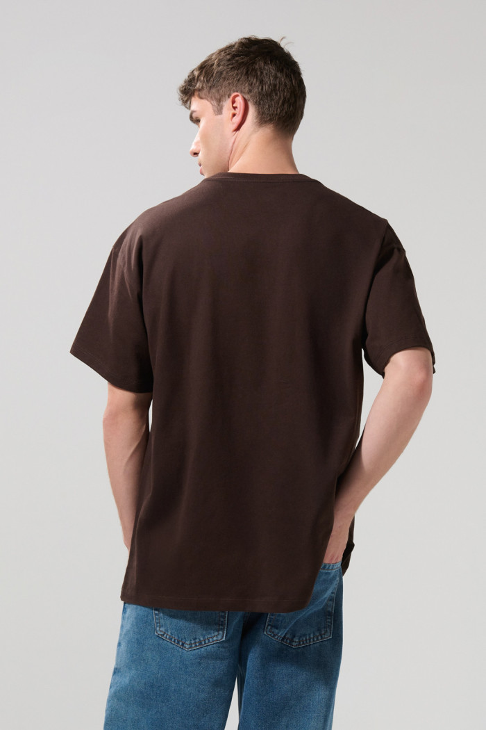 Camiseta oversize cuello V café oscura con arte college