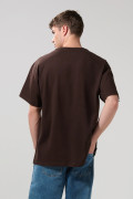 Camiseta oversize cuello V café oscura con arte college