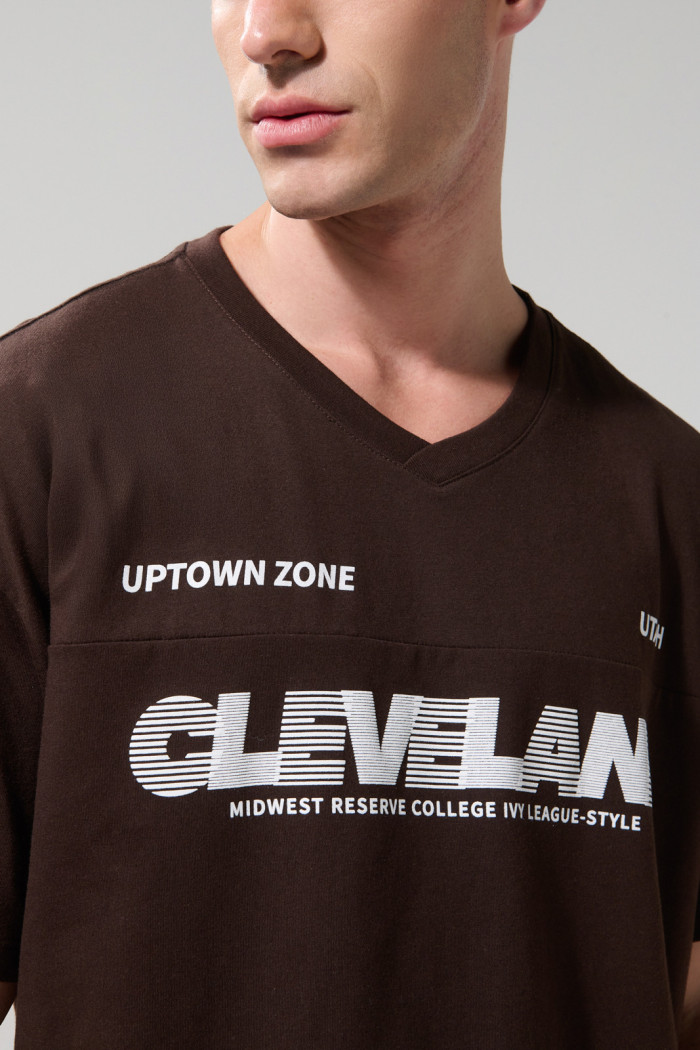 Camiseta oversize cuello V café oscura con arte college