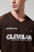 Camiseta oversize cuello V café oscura con arte college