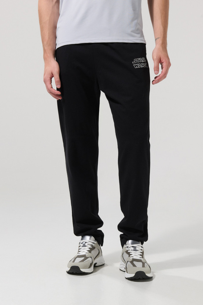 Pantalón negro jogger con diseño de Star Wars en frente