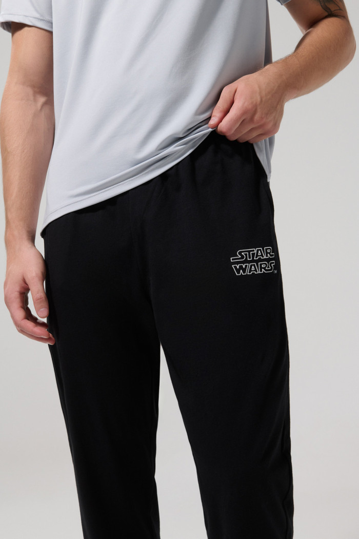 Pantalón negro jogger con diseño de Star Wars en frente
