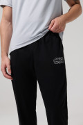 Pantalón negro jogger con diseño de Star Wars en frente