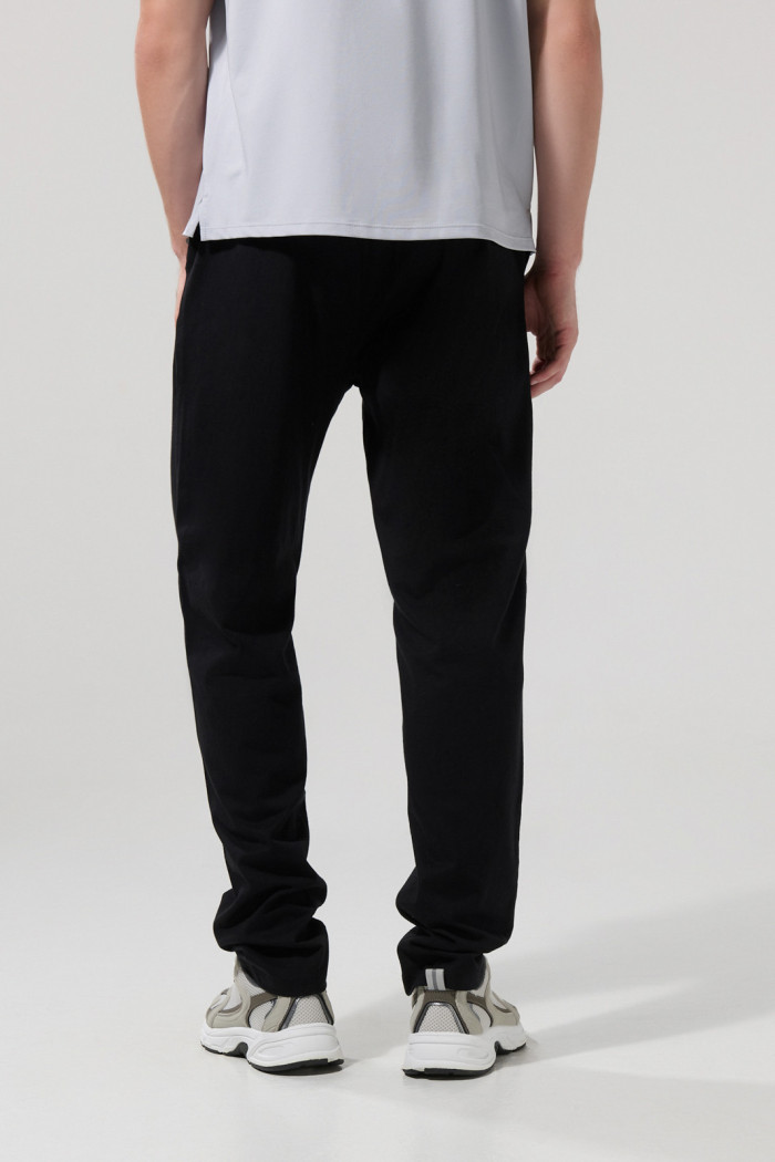 Pantalón negro jogger con diseño de Star Wars en frente
